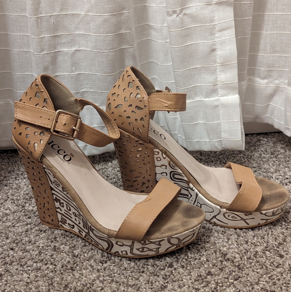 Size 6 Bucco Capensis heeled sandals
